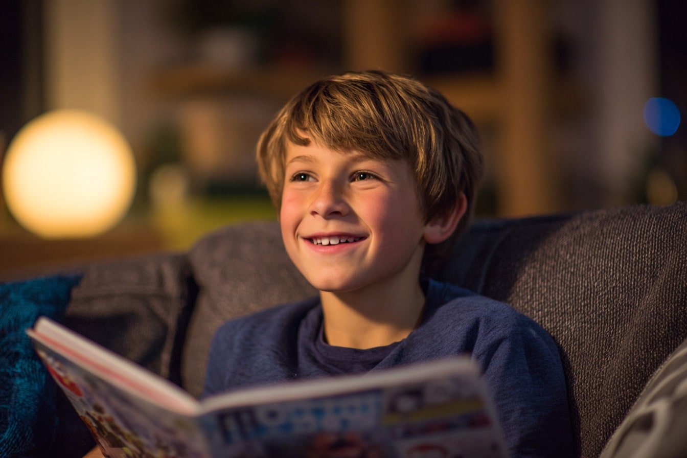 bambino legge libro sul basket