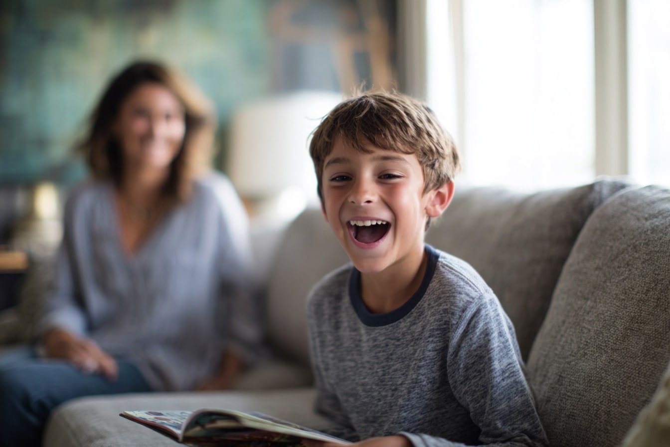 bambino legge libro e ride con la mamma bambino legge libro e ride con la mamma